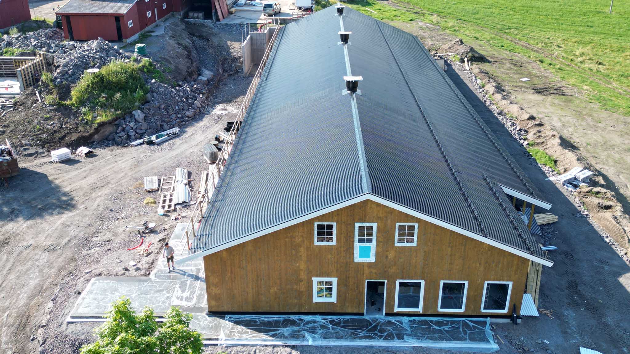 Et funksjonelt og estetisk landbruksbygg på Østlandet, tegnet og bygget av Gardsbygg med fokus på kvalitet og lokal identitet.