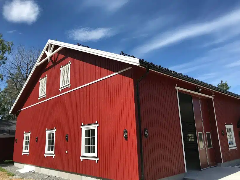 Robuste redskapshus bygget med norske materialer og tilpasset vær, drift og lokale behov