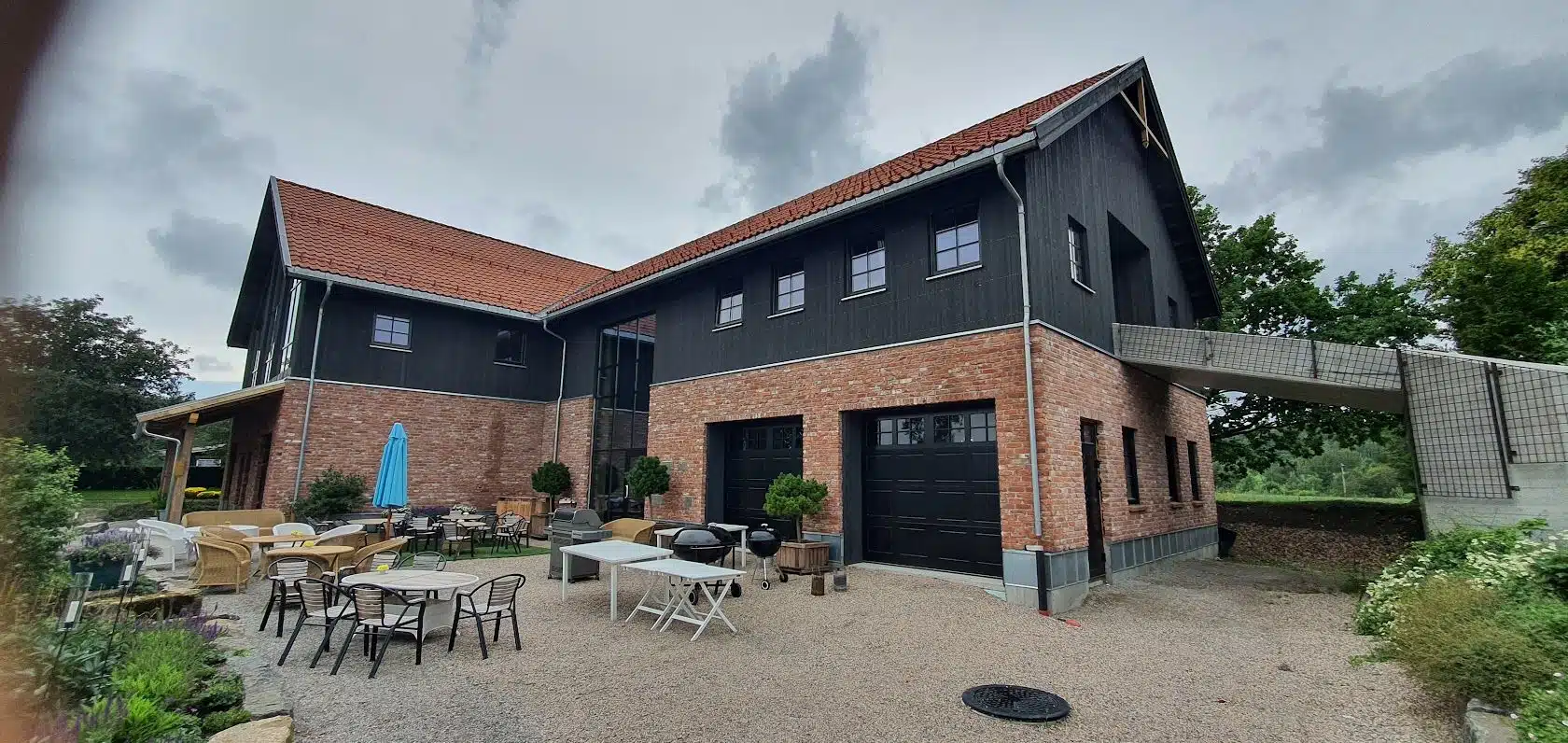 Solide låver bygget i tre og betong med kortreiste materialer og tradisjonelt håndverk