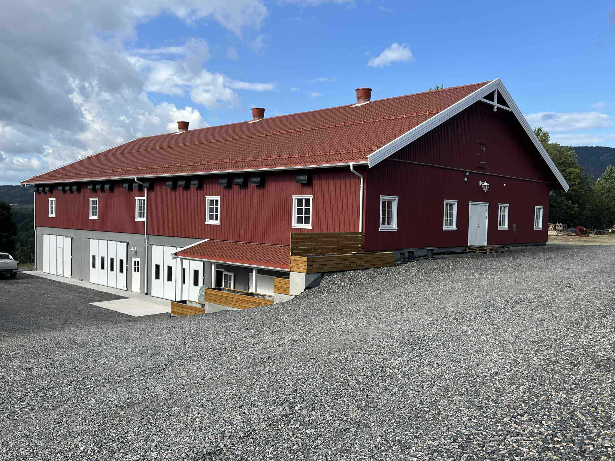 Bygging og ferdigstilling av robuste landbruksbygg med lokal forankring og bærekraftige materialer