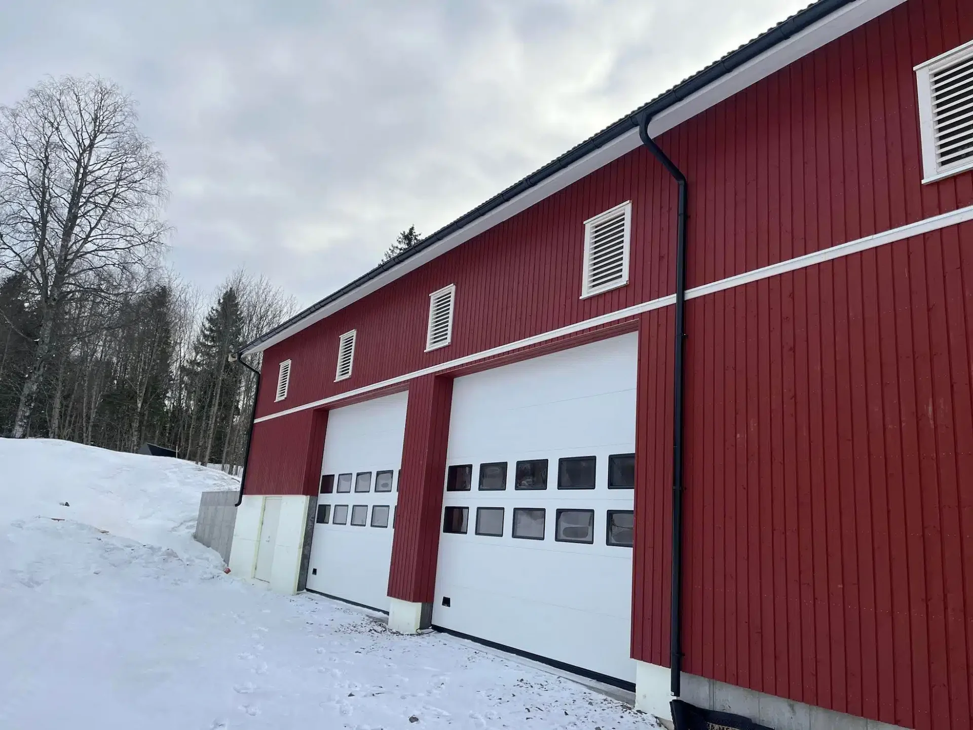 Rødt redskapshus for landbruk bygget av Gardsbygg AS